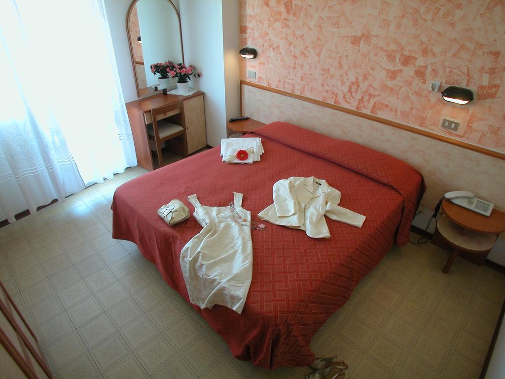 Hotel Merkury Торре Педрера Номер фото