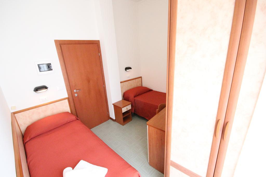 Hotel Merkury Торре Педрера Номер фото