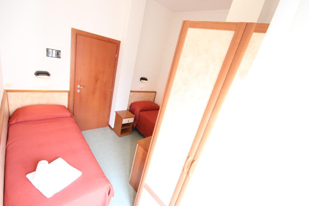 Hotel Merkury Торре Педрера Номер фото